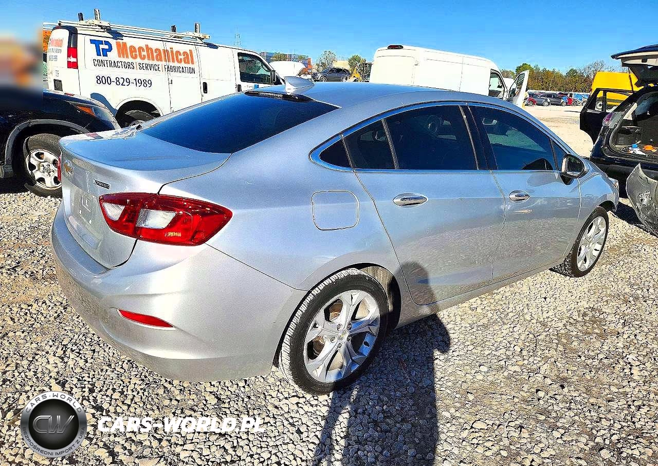2018 Chevrolet Cruze Premier VIN:1G1BF5SM4J7183439 - 3