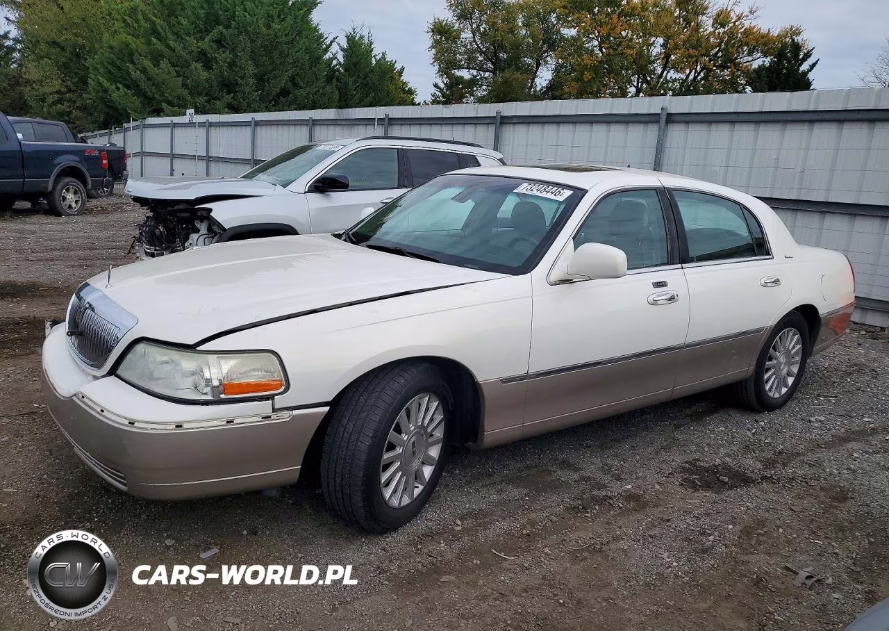2003 Lincoln Town Car Signature VIN:1LNHM82W43Y643251 - 1