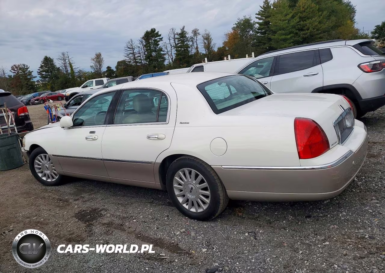 2003 Lincoln Town Car Signature VIN:1LNHM82W43Y643251 - 2