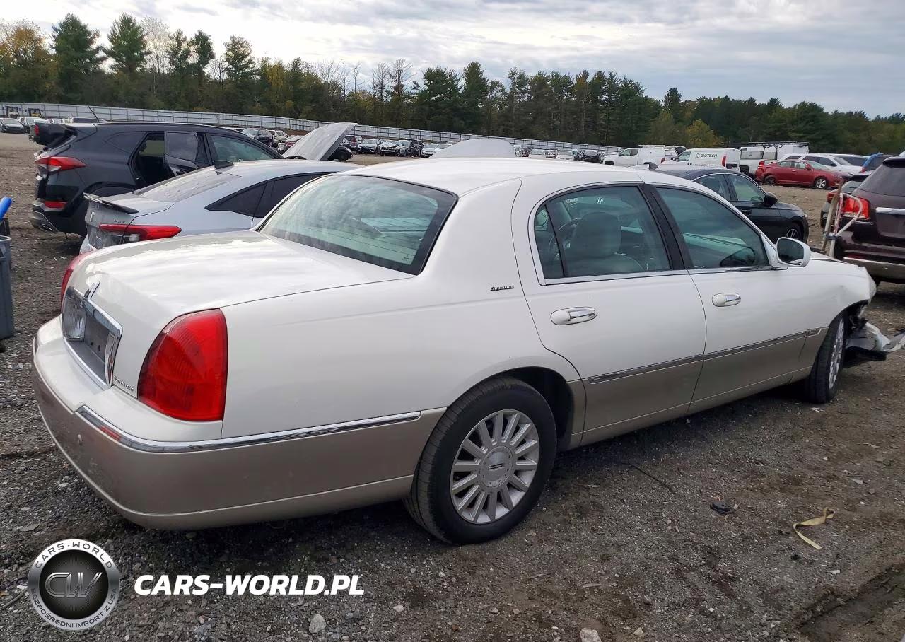 2003 Lincoln Town Car Signature VIN:1LNHM82W43Y643251 - 3