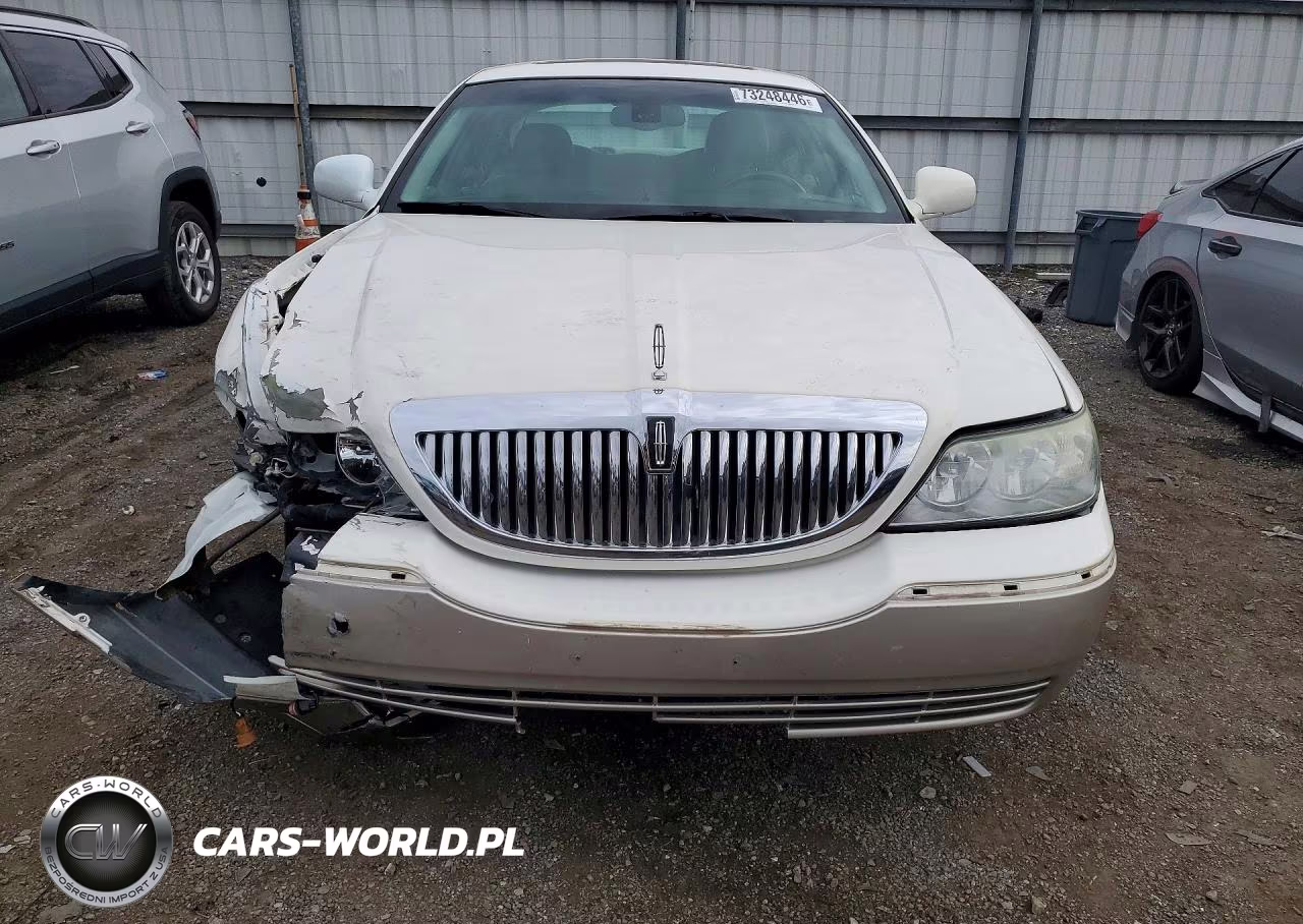 2003 Lincoln Town Car Signature VIN:1LNHM82W43Y643251 - 5