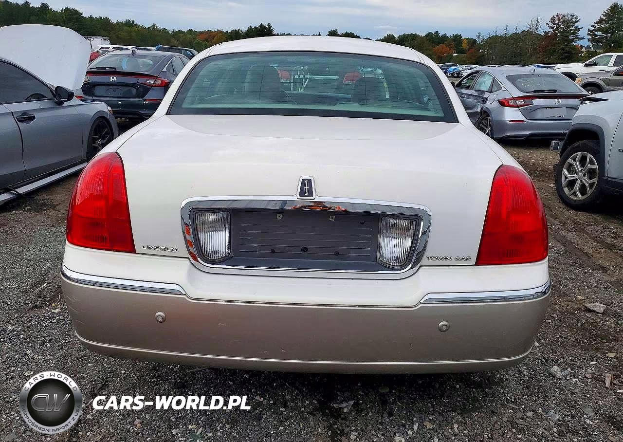 2003 Lincoln Town Car Signature VIN:1LNHM82W43Y643251 - 6