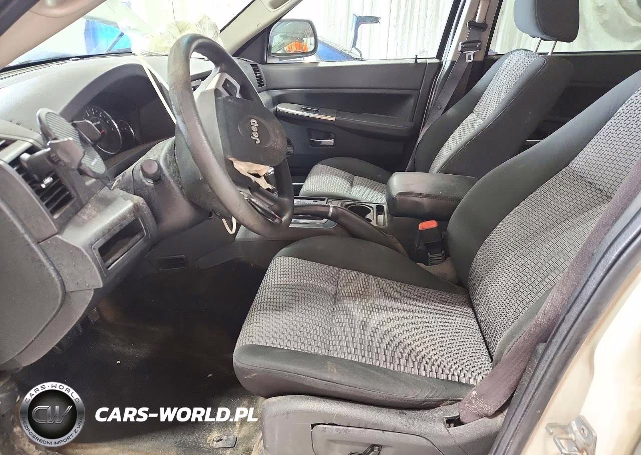 2009 Jeep Grand Cherokee Laredo VIN:1J8GR48K29C555828 - 7