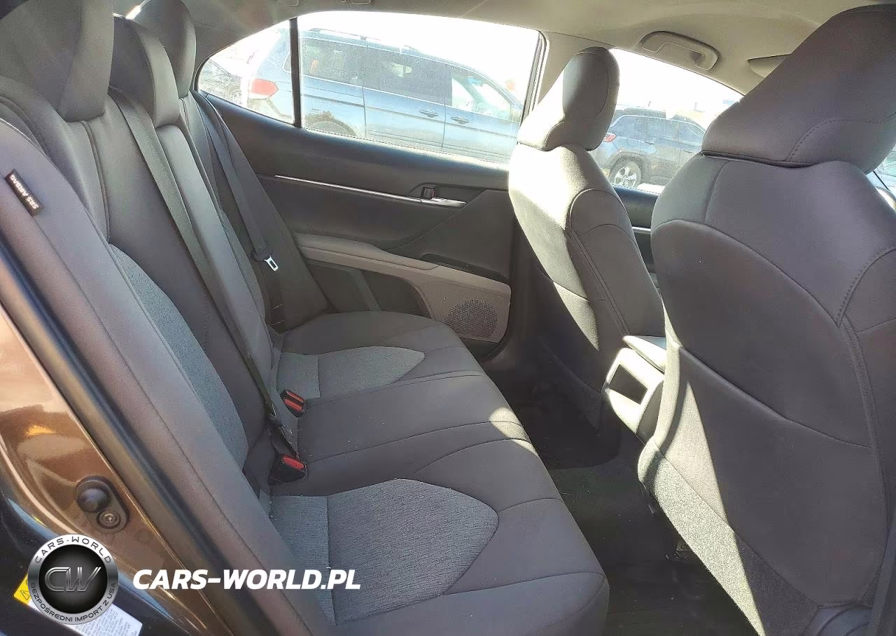2018 Toyota Camry Le VIN:4T1B11HKXJU611547 - 10