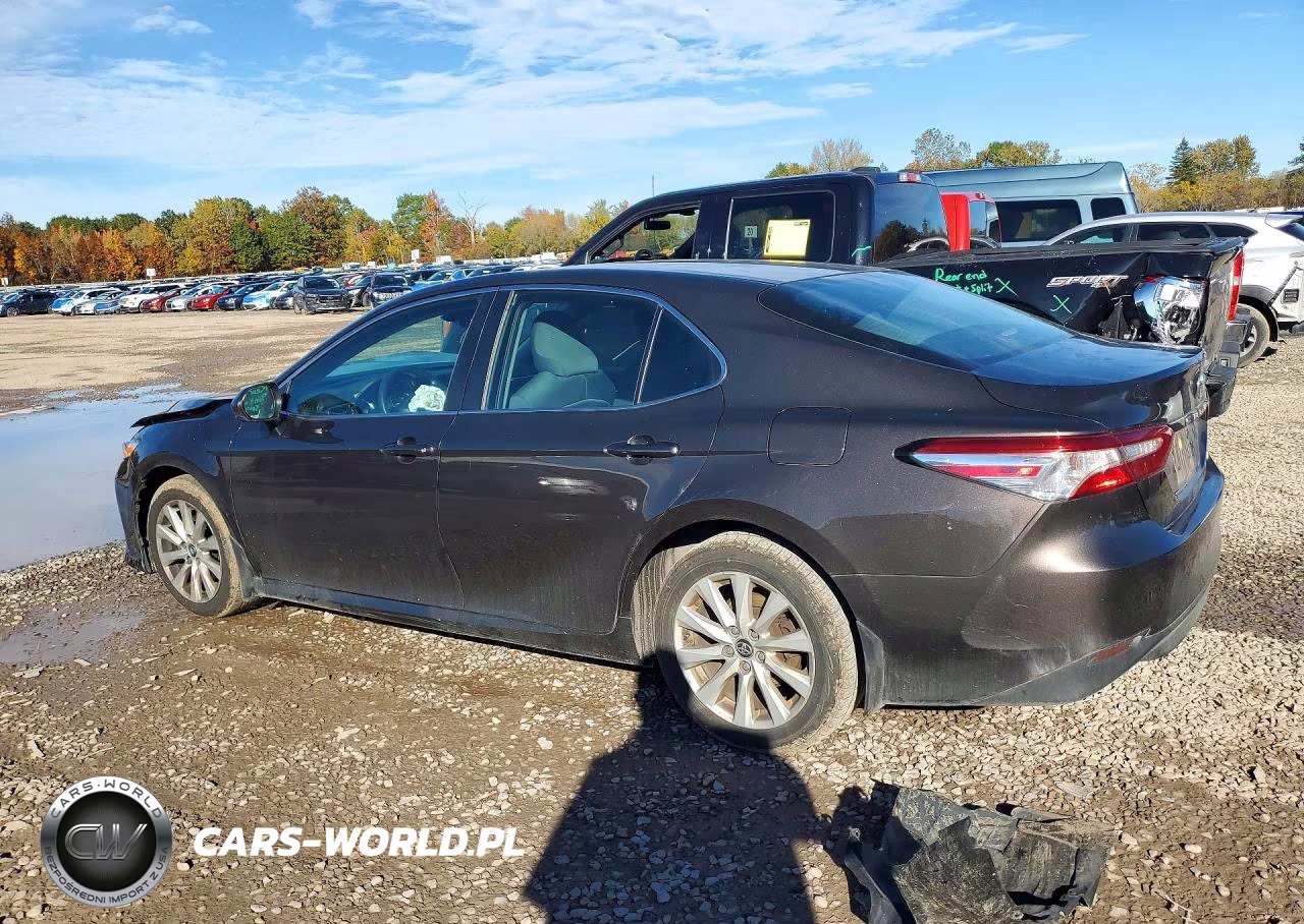 2018 Toyota Camry Le VIN:4T1B11HKXJU611547 - 2