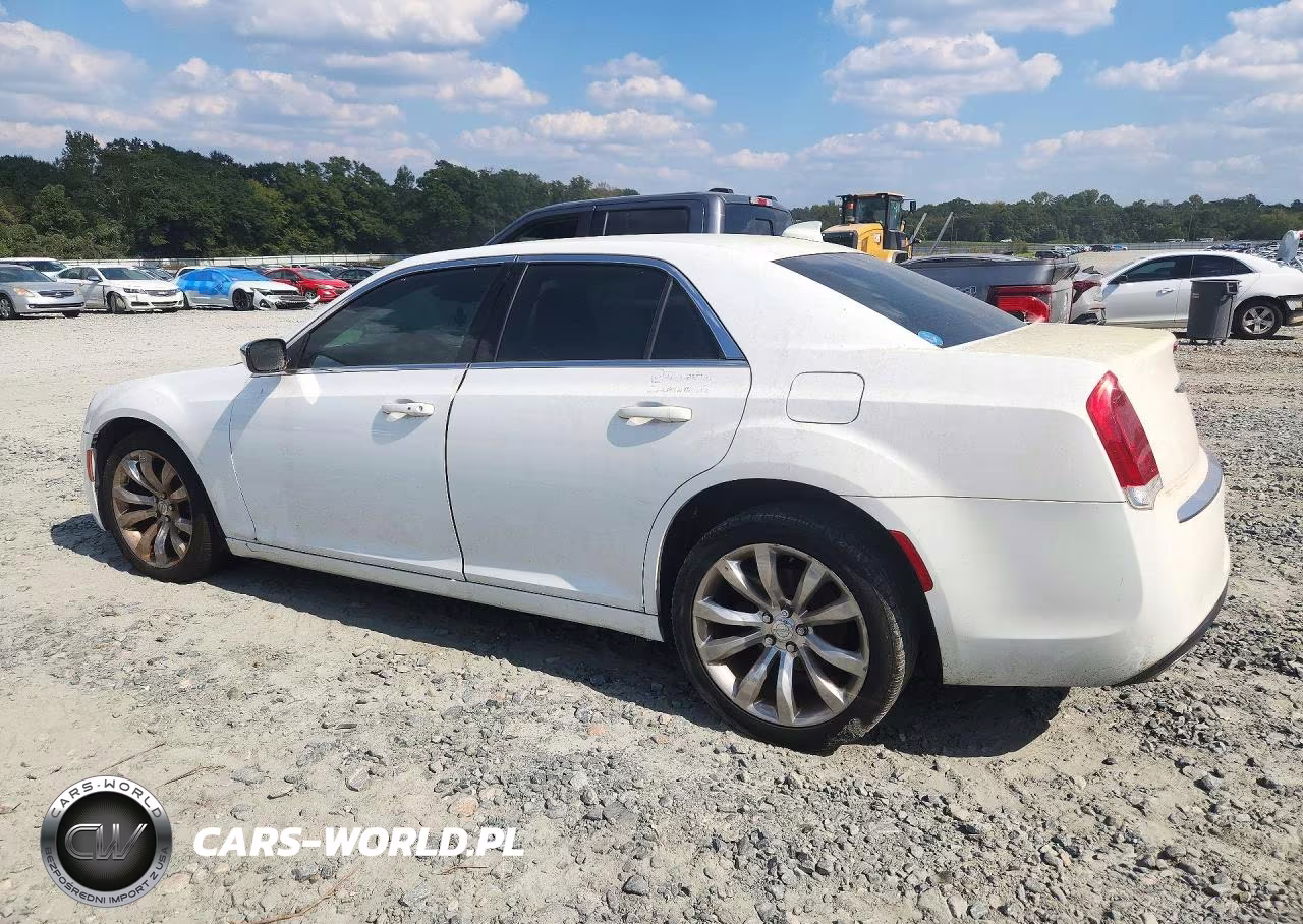 2019 Chrysler 300 Touring VIN:2C3CCAAG2KH590002 - 2