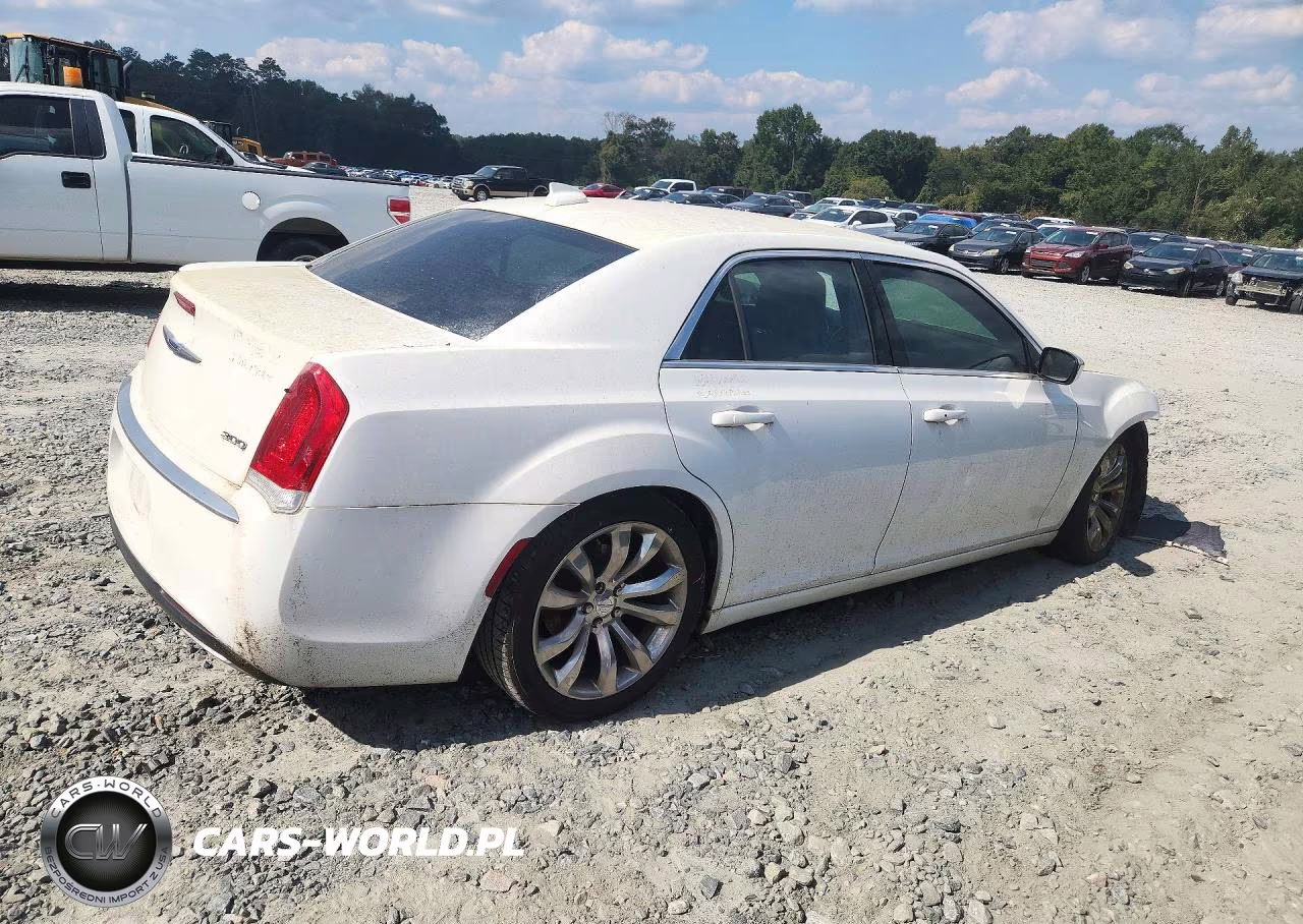 2019 Chrysler 300 Touring VIN:2C3CCAAG2KH590002 - 3