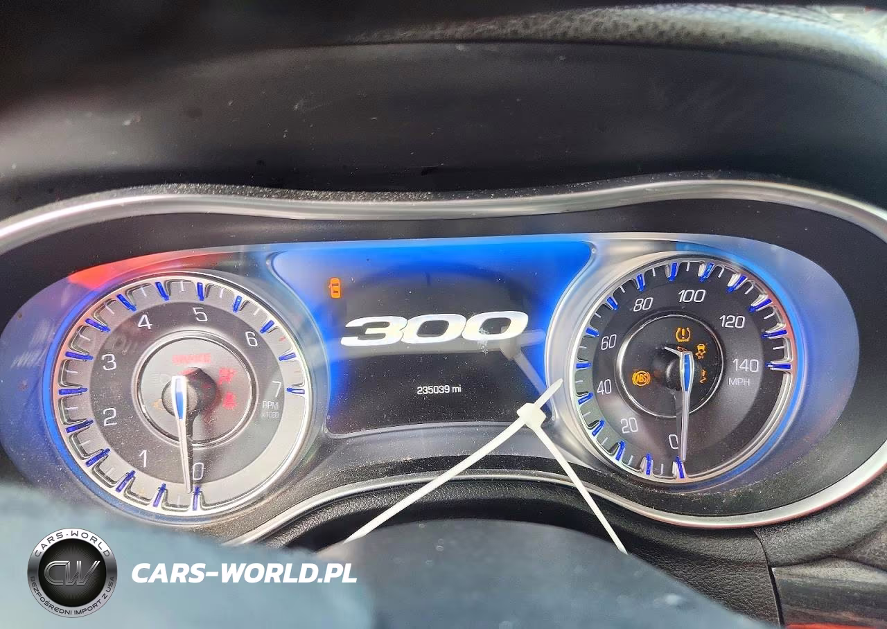 2019 Chrysler 300 Touring VIN:2C3CCAAG2KH590002 - 9