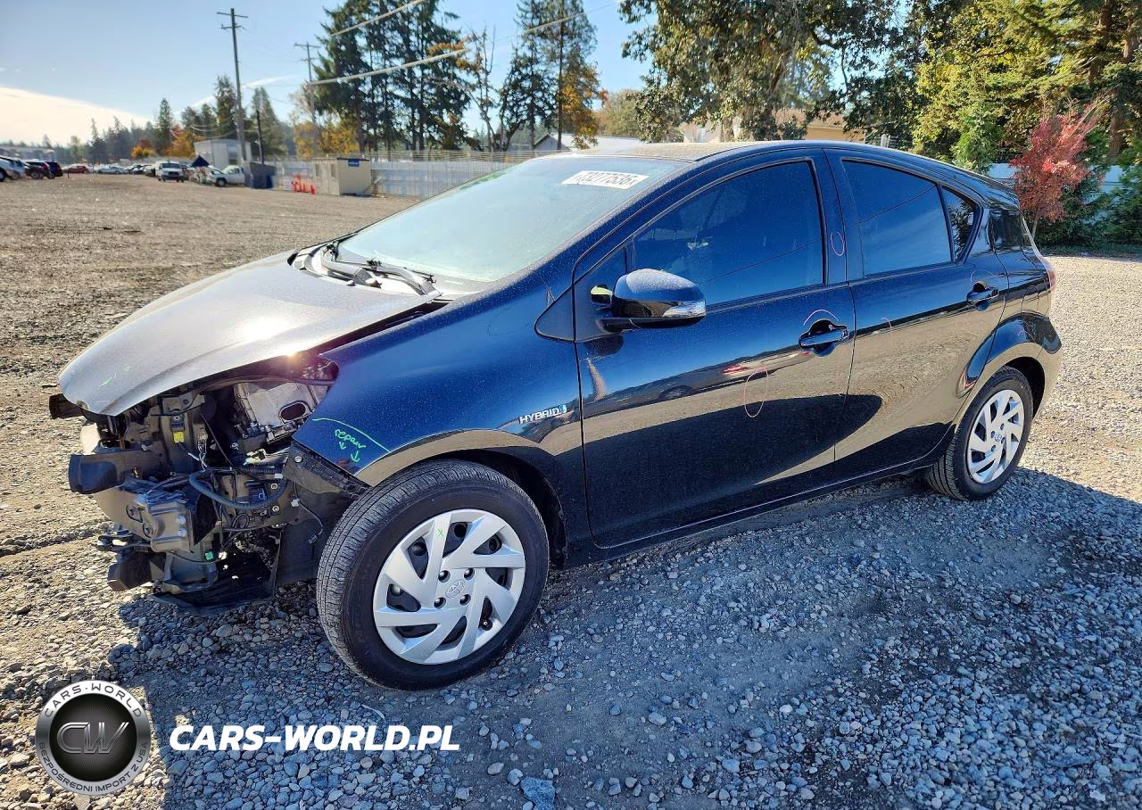 2015 Toyota Prius C Three VIN:JTDKDTB30F1108823 - 1