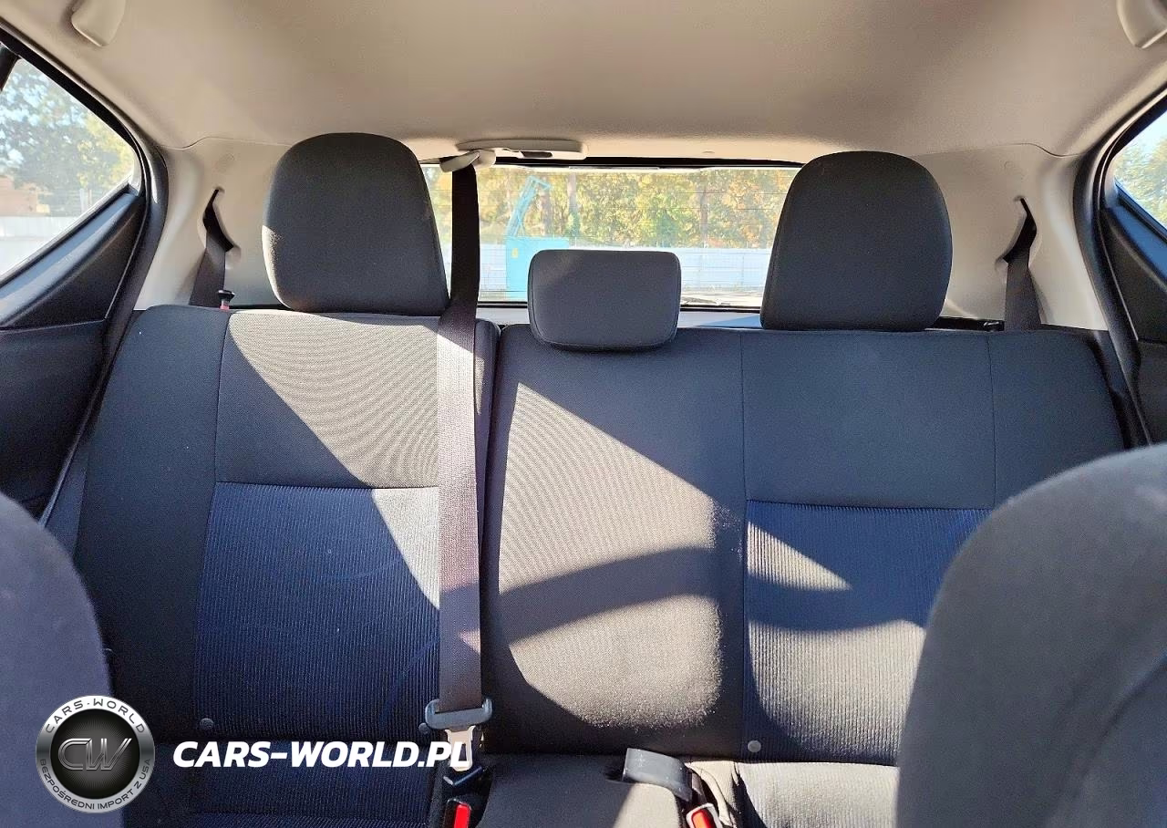 2015 Toyota Prius C Three VIN:JTDKDTB30F1108823 - 10