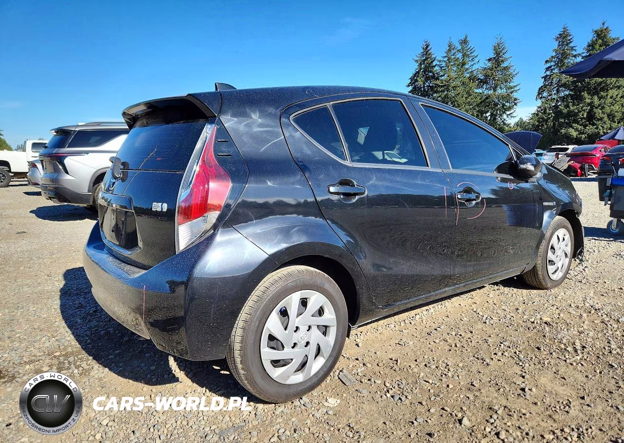 2015 Toyota Prius C Three VIN:JTDKDTB30F1108823 - 3
