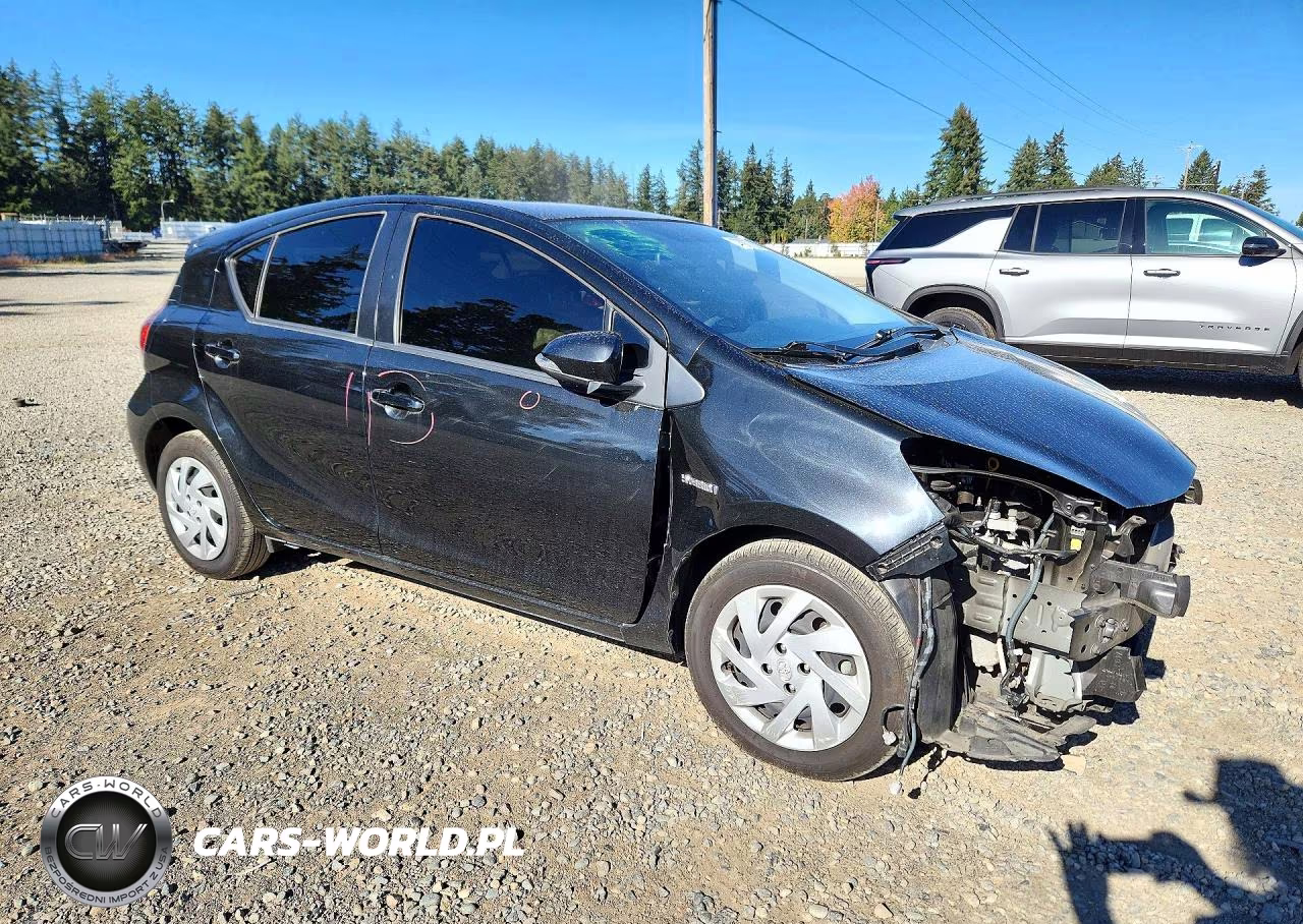 2015 Toyota Prius C Three VIN:JTDKDTB30F1108823 - 4