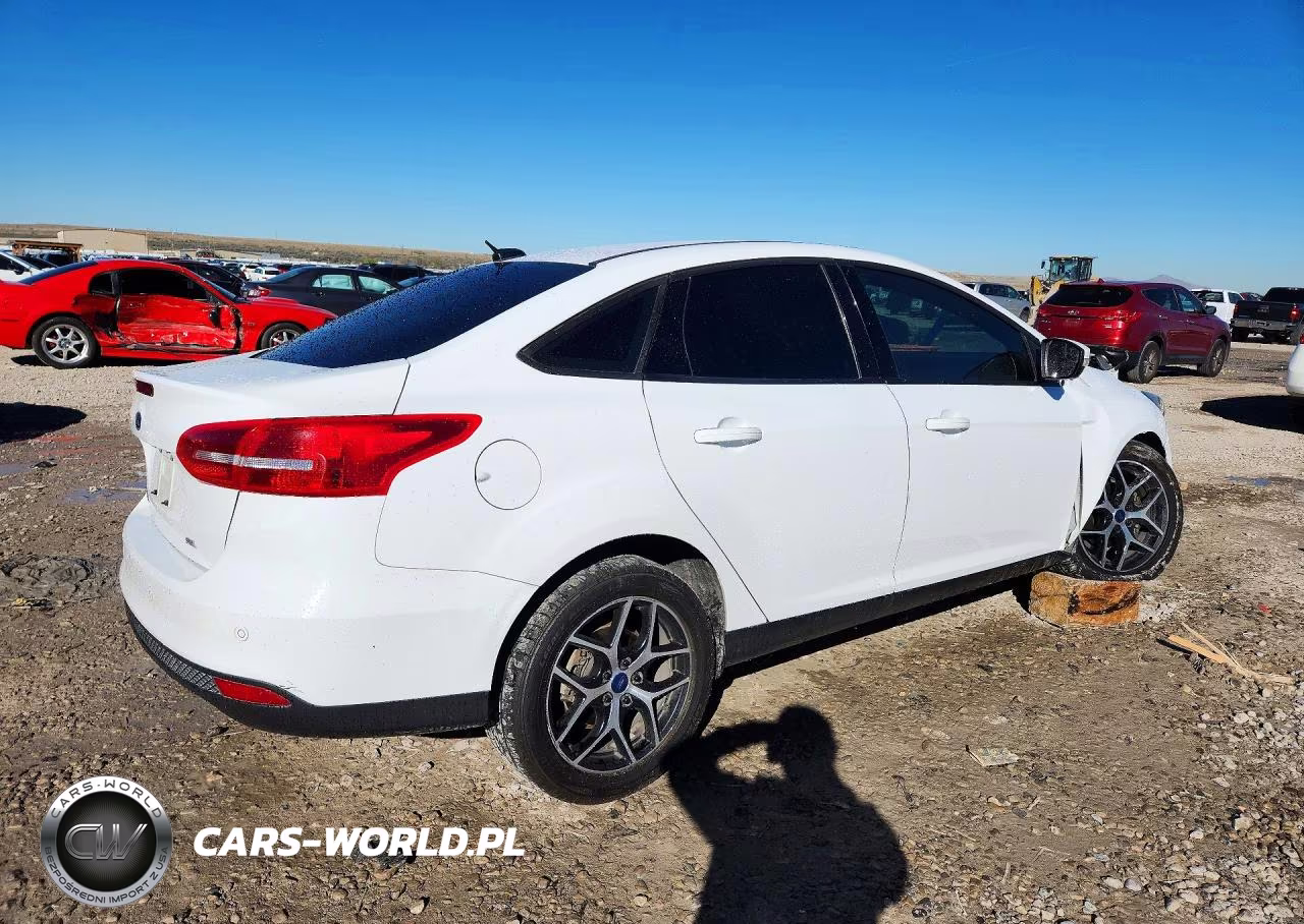 2017 Ford Focus Sel VIN:1FADP3H26HL230159 - 3