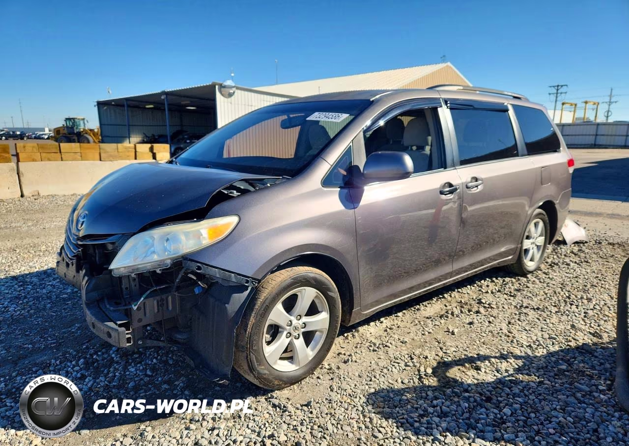 2012 Toyota Sienna Le – zdjęcie 1 z 14