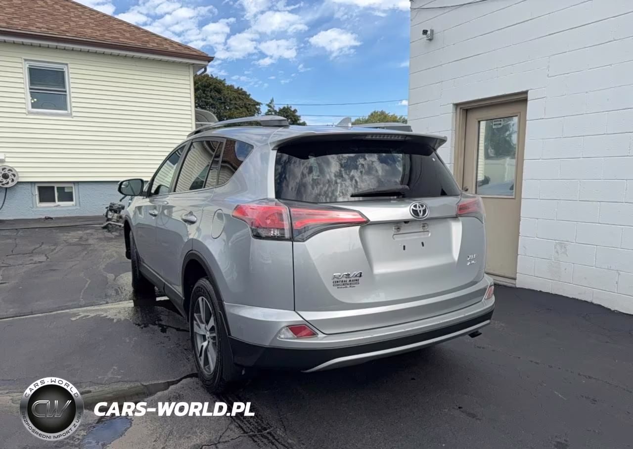 2017 Toyota Rav4 Xle VIN:2T3RFREVXHW580170 - 3