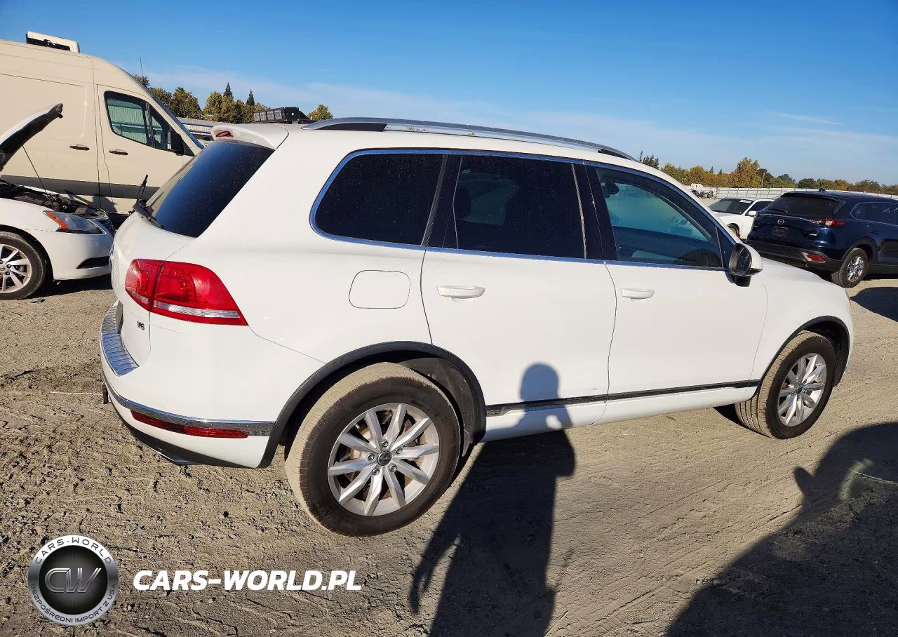 2016 Volkswagen Touareg Sport VIN:WVGEF9BP4GD002397 - 3