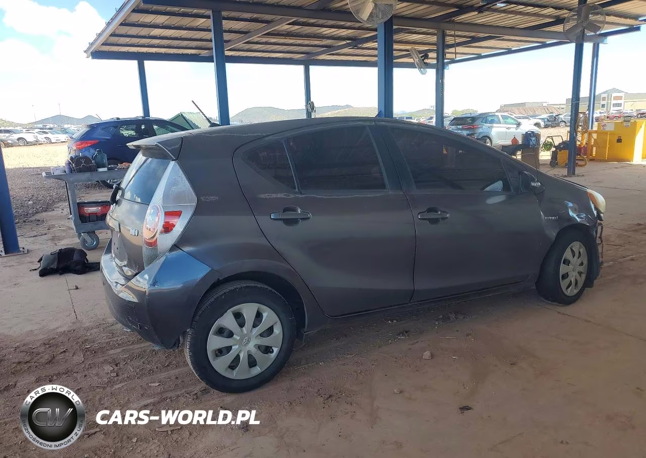 2014 Toyota Prius C Two VIN:JTDKDTB32E1568046 - 3