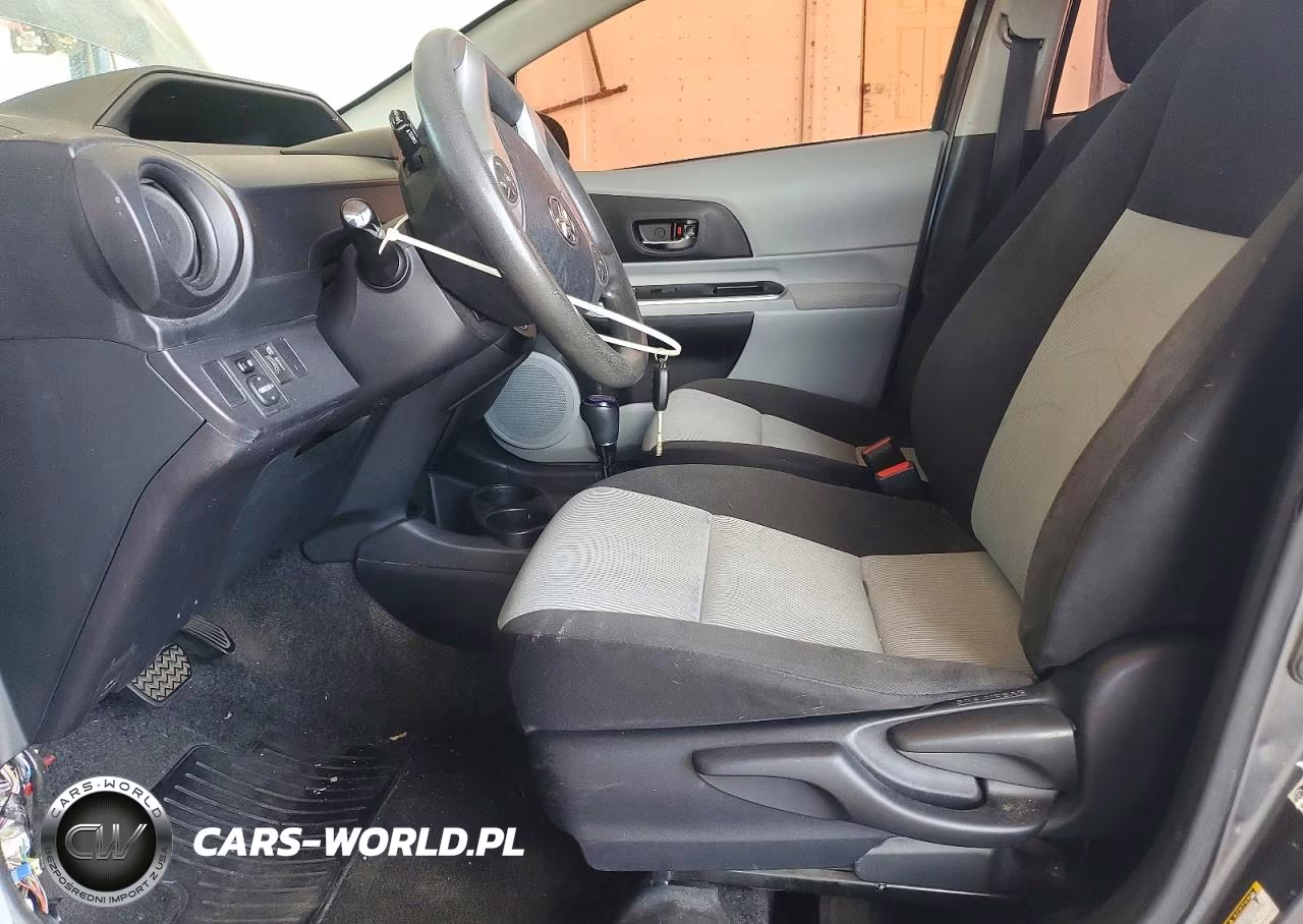 2014 Toyota Prius C Two VIN:JTDKDTB32E1568046 - 7