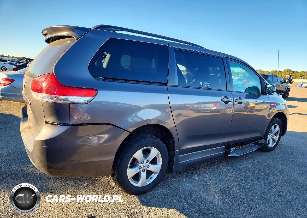2013 Toyota Sienna Le VIN:5TDKK3DC6DS309290 - 3