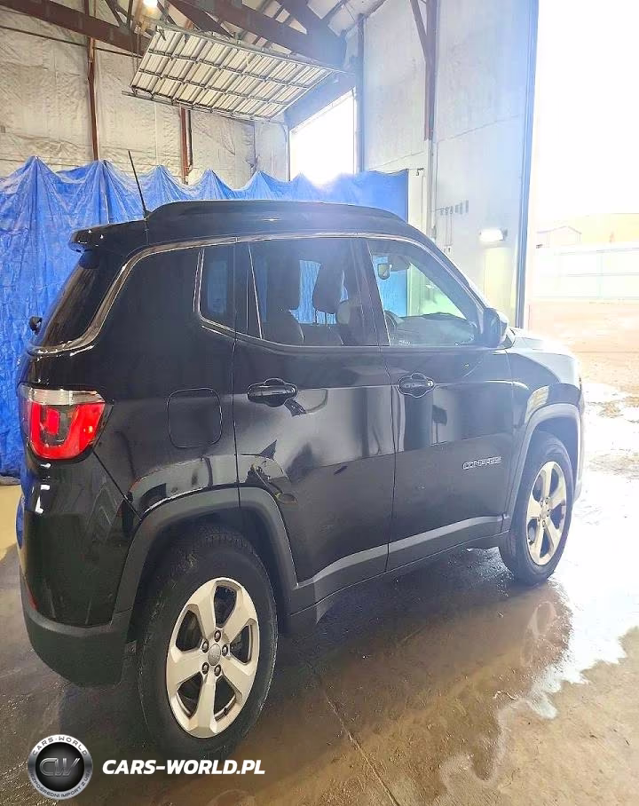 2018 Jeep Compass Latitude VIN:3C4NJCBB2JT165944 - 3