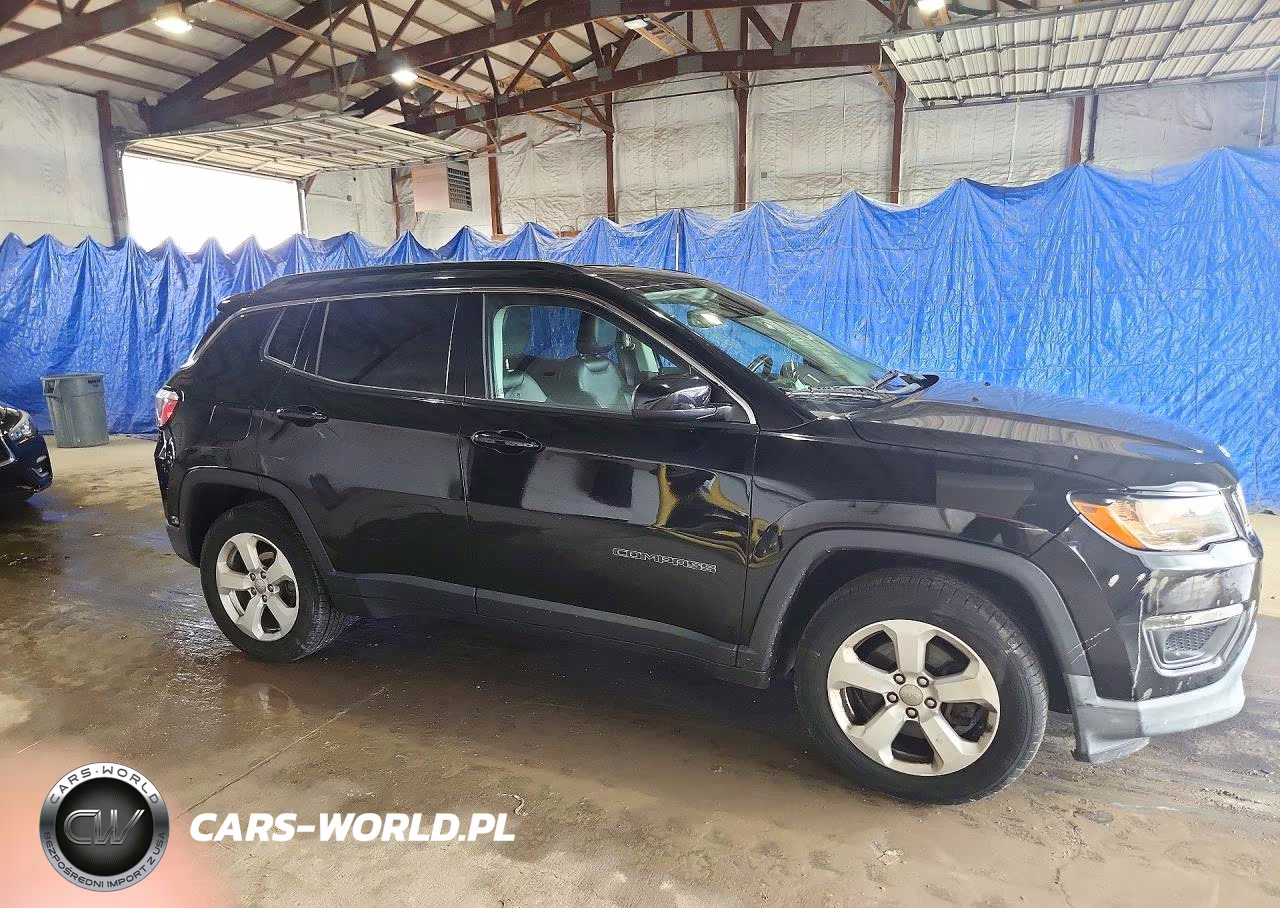2018 Jeep Compass Latitude VIN:3C4NJCBB2JT165944 - 4