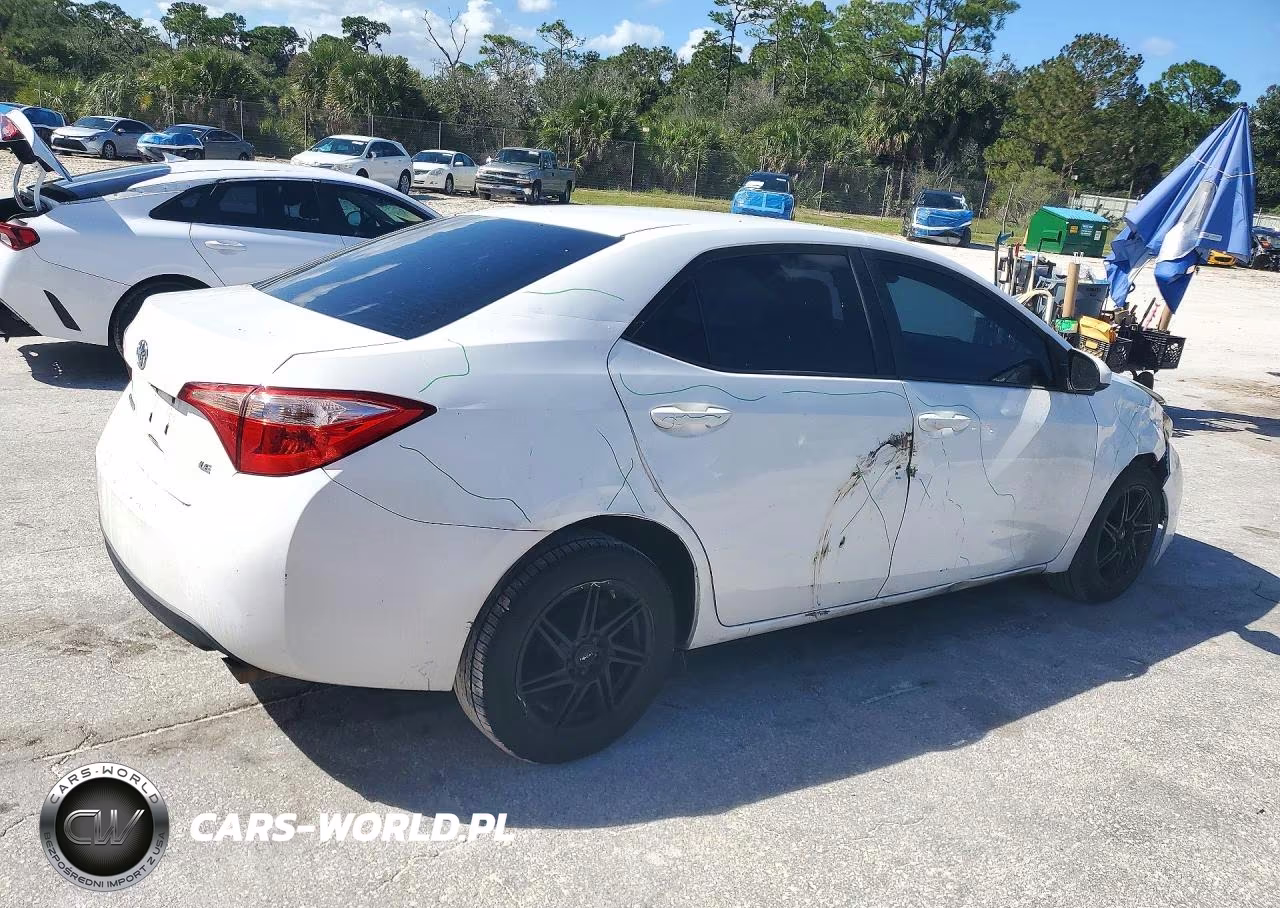 2018 Toyota Corolla Le VIN:2T1BURHE0JC040300 - 3