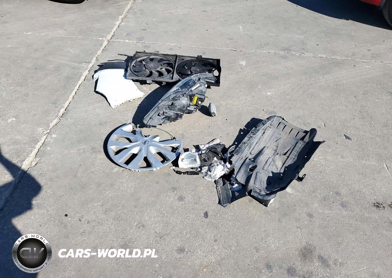 2018 Nissan Rogue S VIN:KNMAT2MT8JP596494 - 13