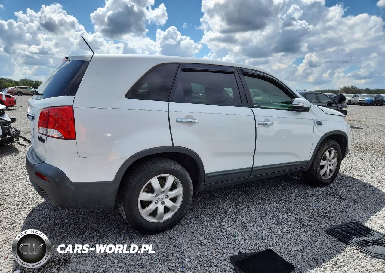 2013 Kia Sorento Lx VIN:5XYKT3A11DG345286 - 3