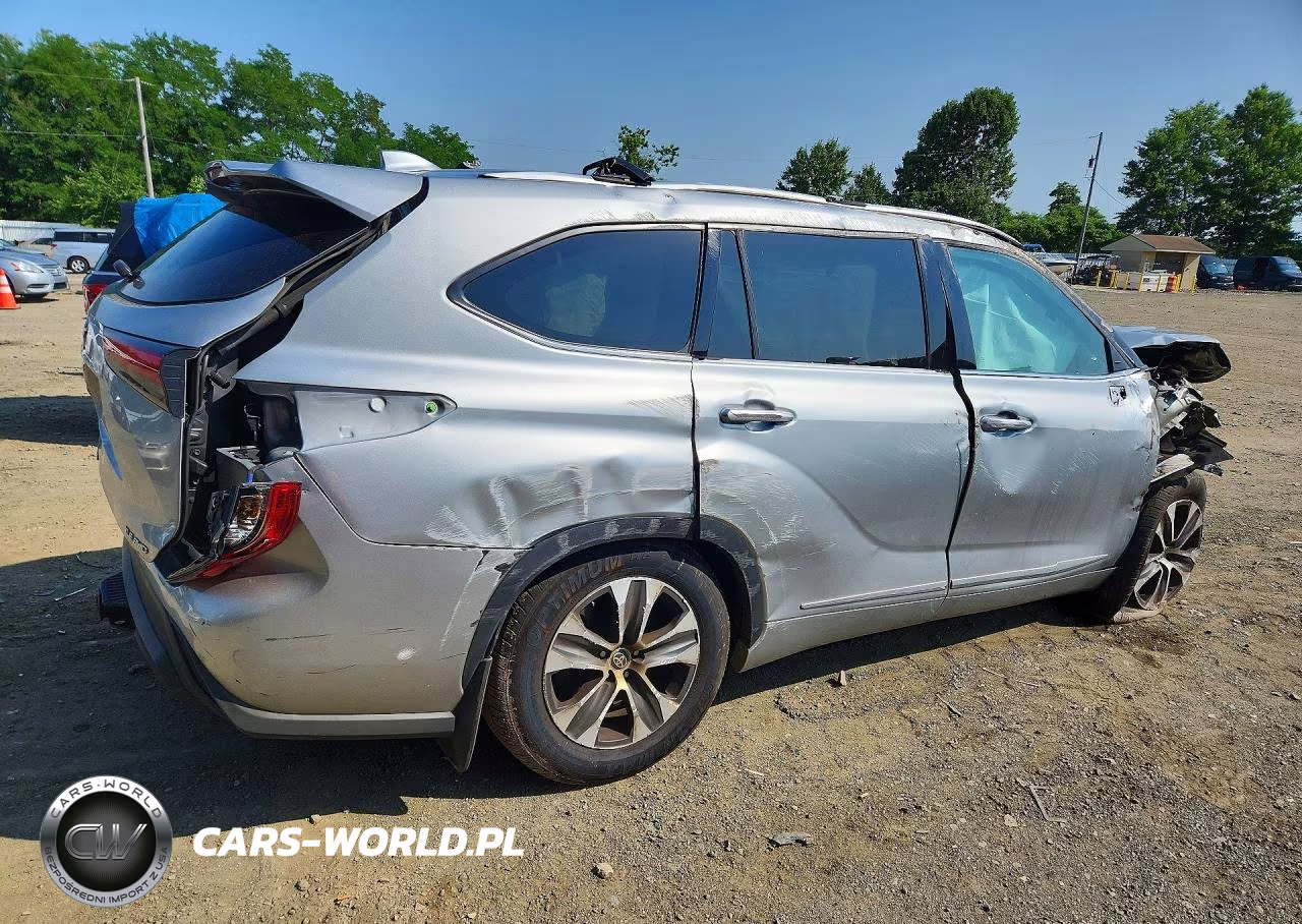 2022 Toyota Highlander Xle VIN:5TDHZRBH6NS219999 - 3
