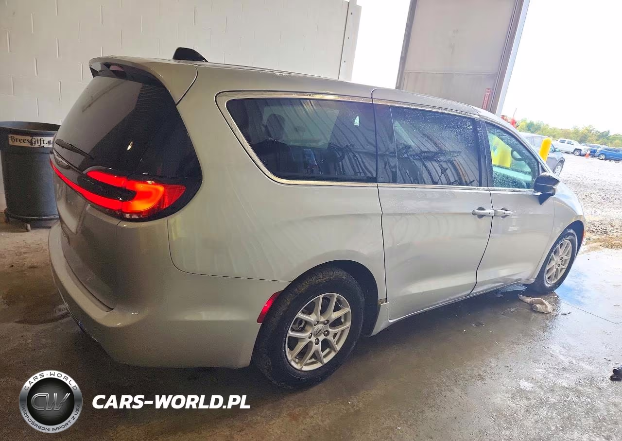 2024 Chrysler Pacifica Touring L VIN:2C4RC1BG2RR182544 - 3