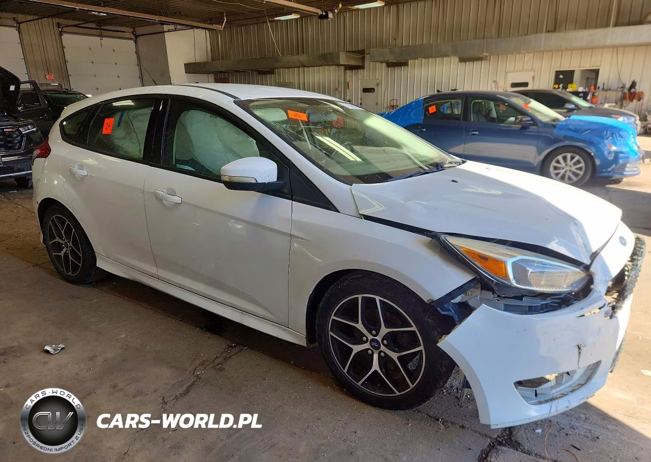 2016 Ford Focus Se VIN:1FADP3K27GL297179 - 4