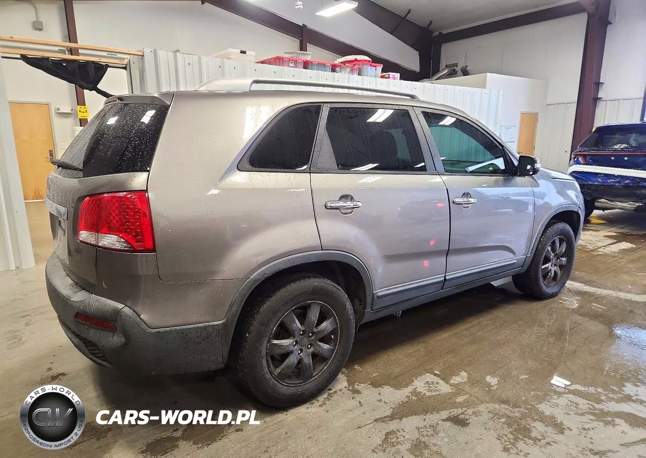 2011 Kia Sorento Lx VIN:5XYKT3A10BG037801 - 3