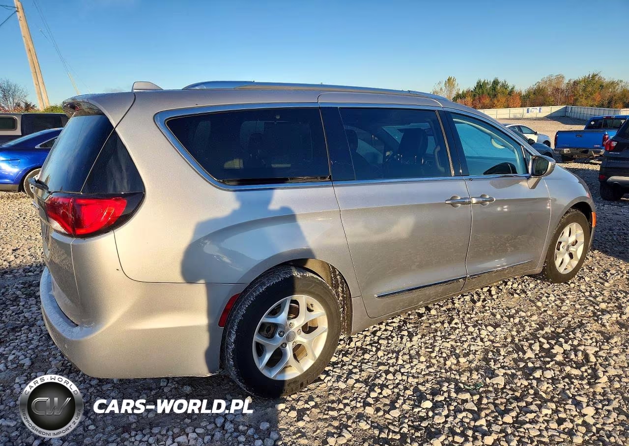 2017 Chrysler Pacifica Touring L Plus VIN:2C4RC1EGXHR841304 - 3