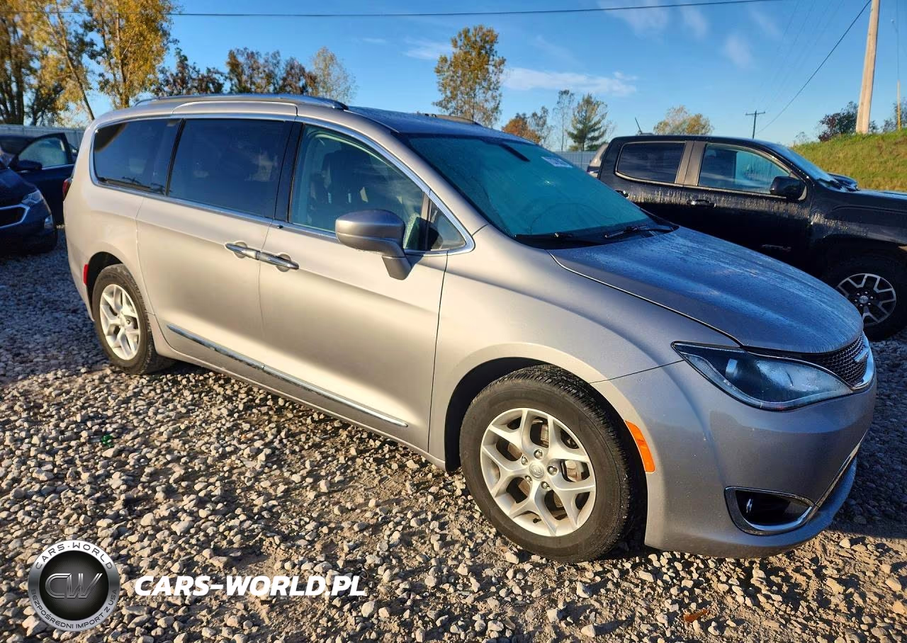 2017 Chrysler Pacifica Touring L Plus VIN:2C4RC1EGXHR841304 - 4