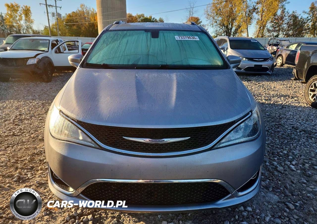 2017 Chrysler Pacifica Touring L Plus VIN:2C4RC1EGXHR841304 - 5