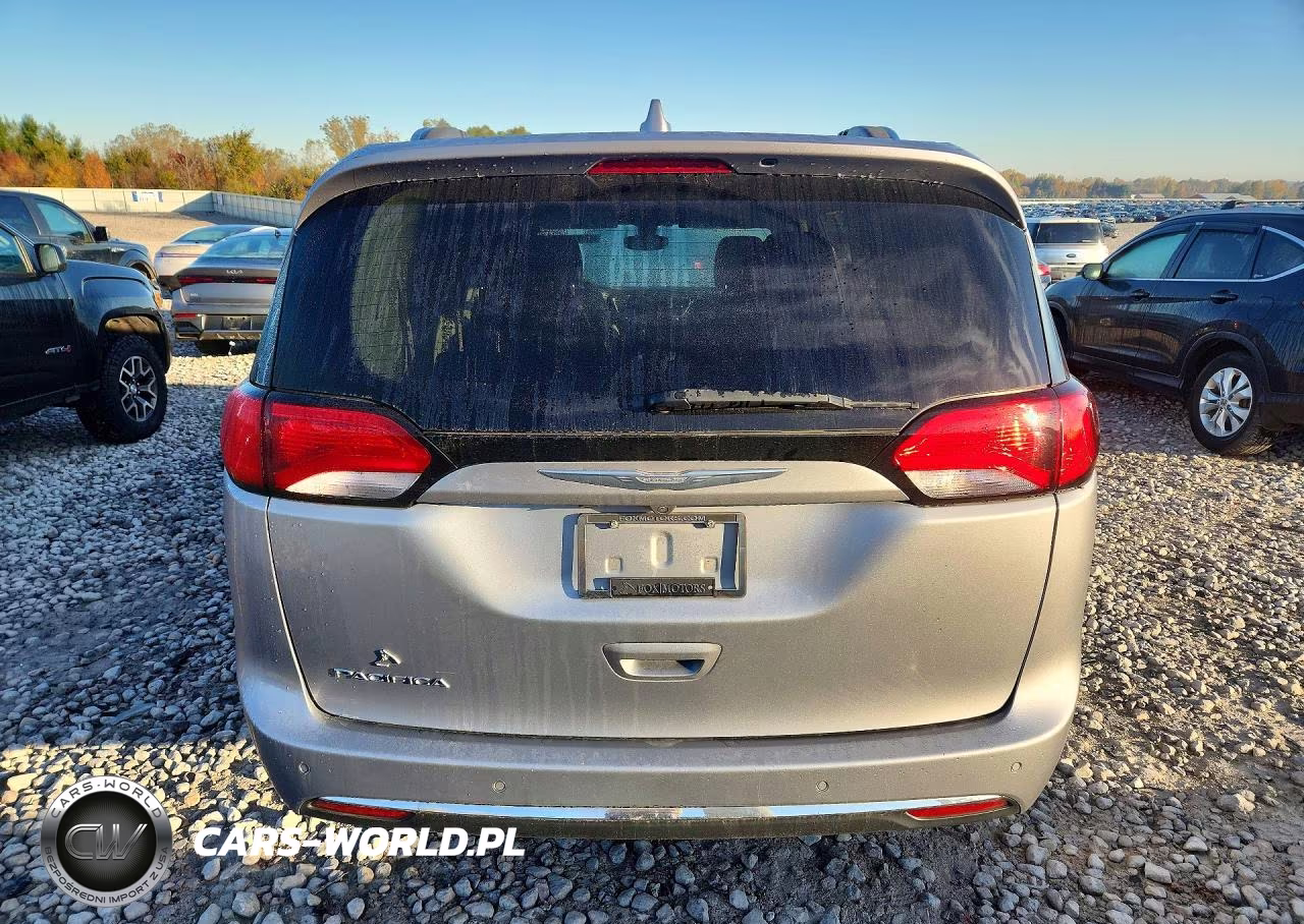 2017 Chrysler Pacifica Touring L Plus VIN:2C4RC1EGXHR841304 - 6