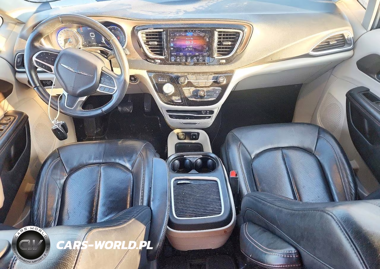2017 Chrysler Pacifica Touring L Plus VIN:2C4RC1EGXHR841304 - 8