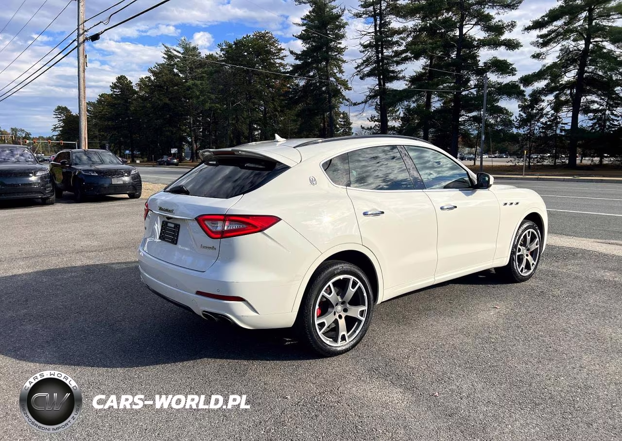 2017 Maserati Levante Sport VIN:ZN661XUS1HX262882 - 4