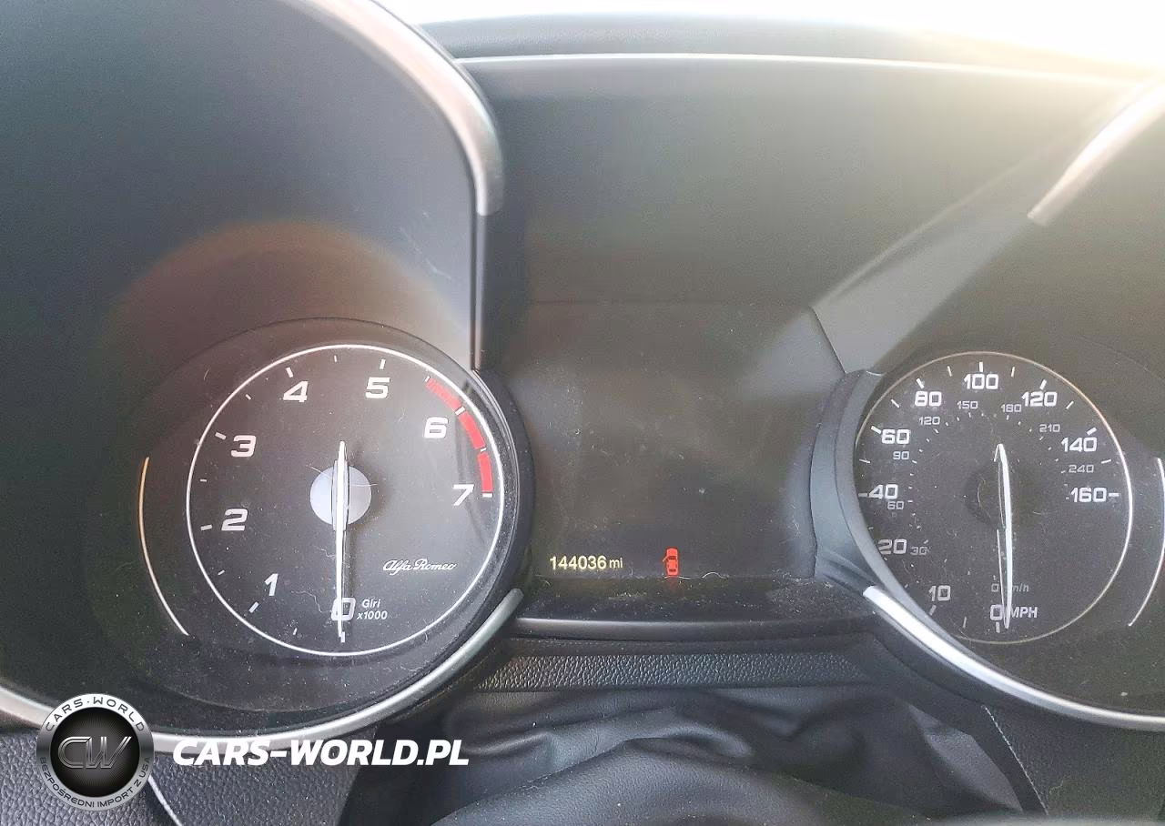 2018 Alfa Romeo Giulia Ti Q4 VIN:ZARFAEEN4J7571952 - 9