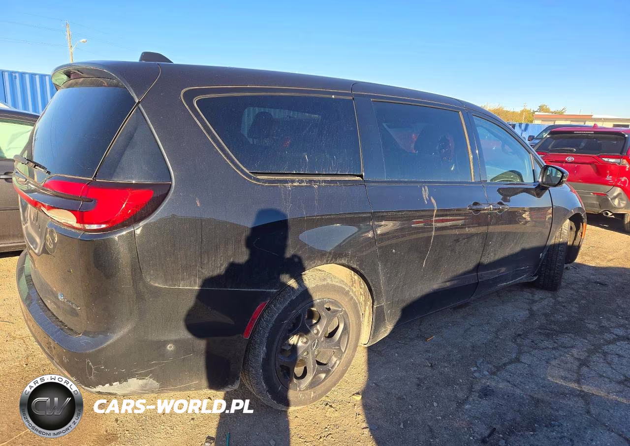 2022 Chrysler Pacifica Hybrid Touring L VIN:2C4RC1L77NR134935 - 3