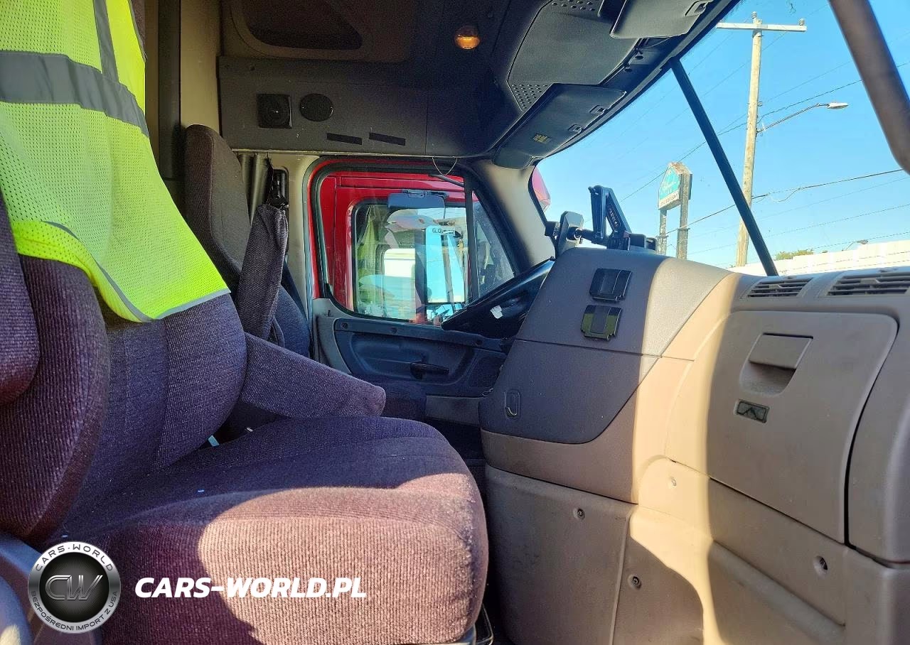 2015 Freightliner Cascadia Semi Truck VIN:3AKJGLD51FSGC9079 - 7