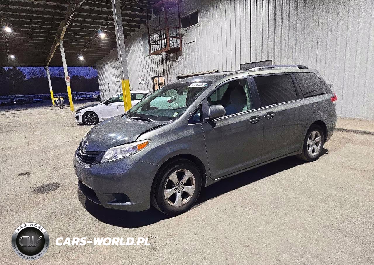 2011 Toyota Sienna Le – zdjęcie 1 z 13