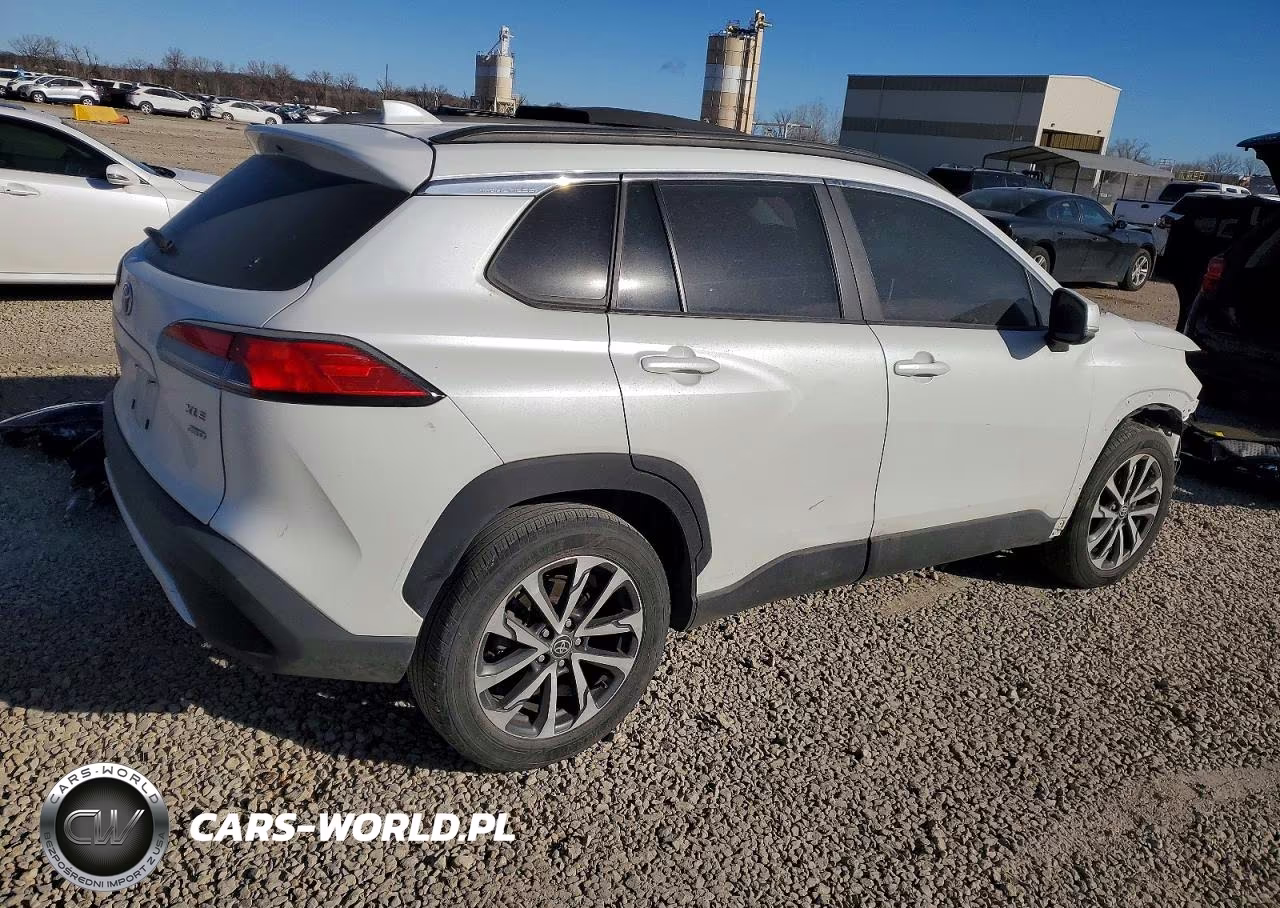 2022 Toyota Corolla Cross Xle VIN:7MUDAABG9NV025052 - 3