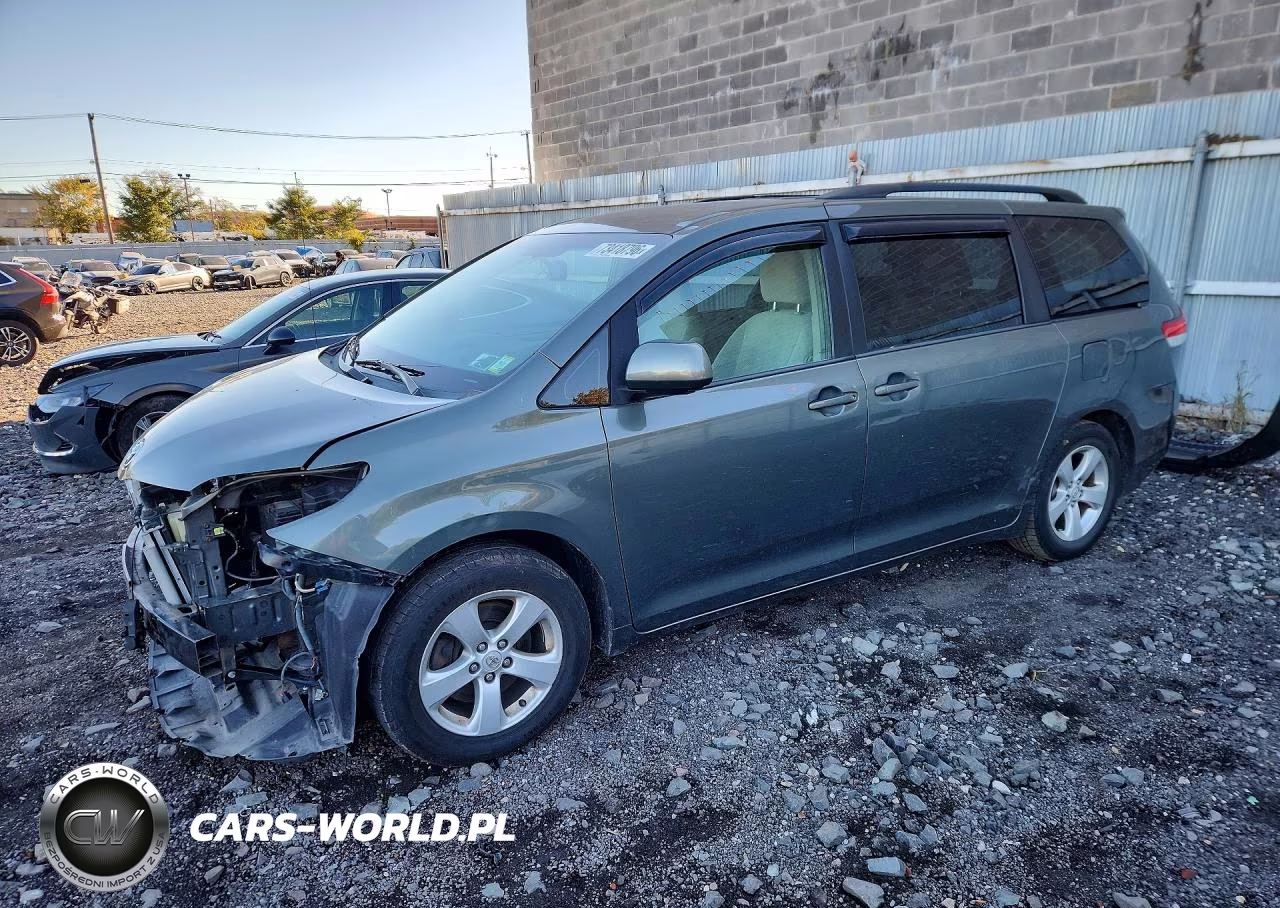 2013 Toyota Sienna Le – zdjęcie 1 z 13