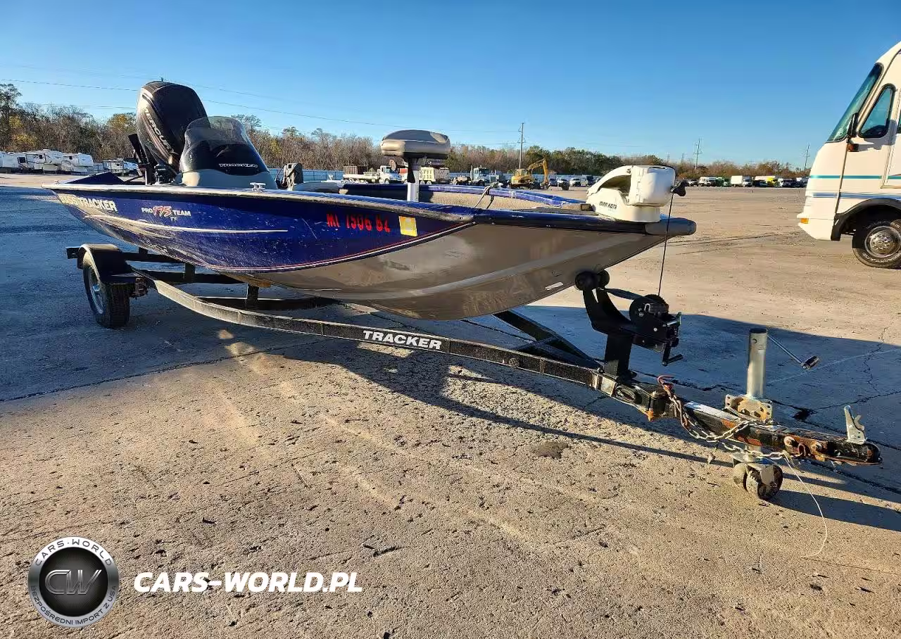 2015 Bass Tracker Boat