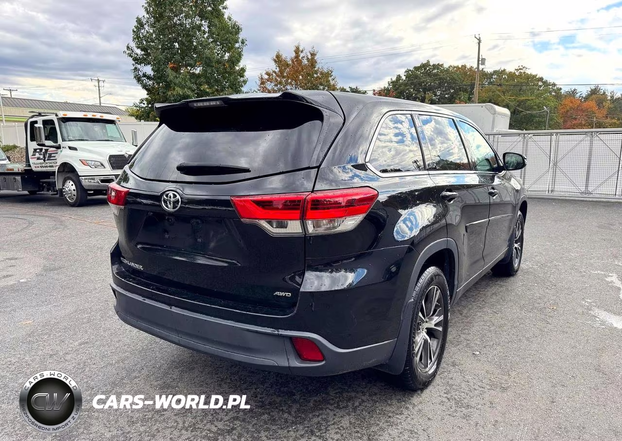 2019 Toyota Highlander Le VIN:5TDBZRFH1KS964588 - 3