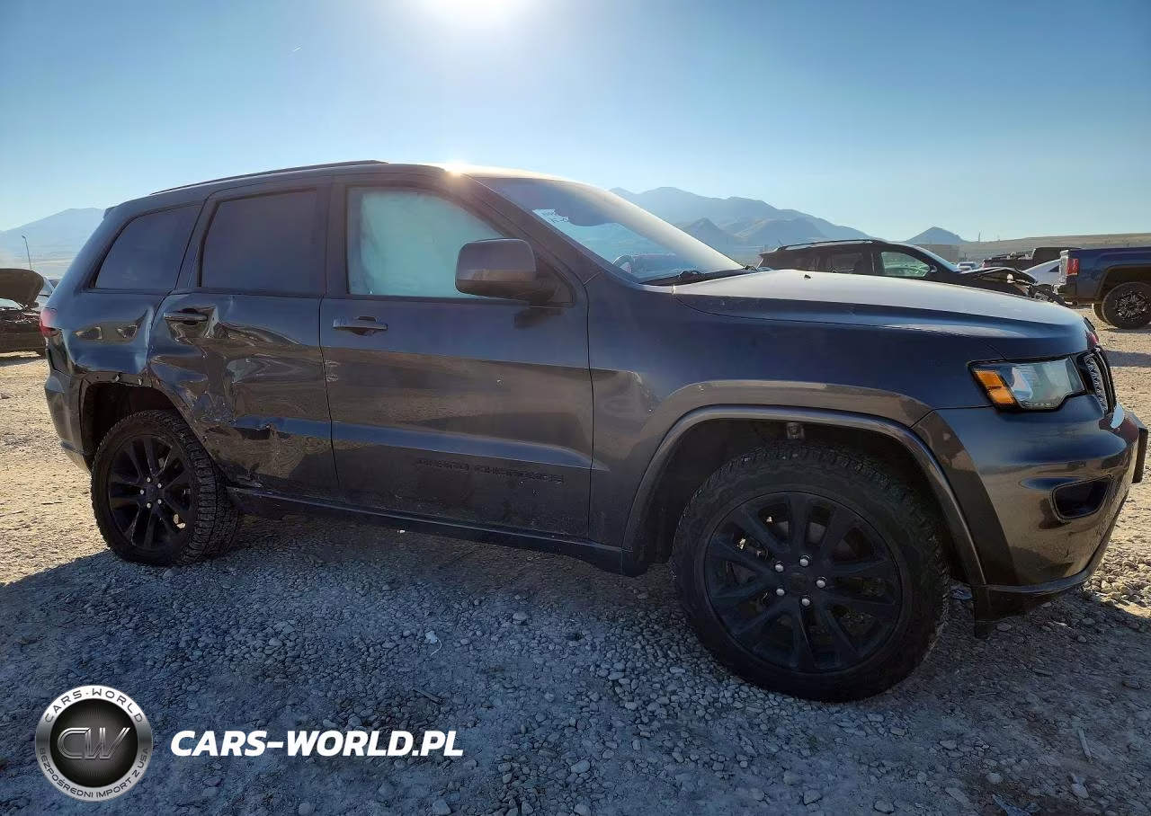 2017 Jeep Grand Cherokee Laredo VIN:1C4RJFAGXHC951058 - 4