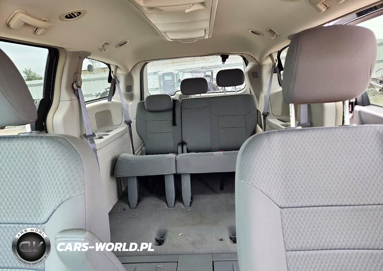 2010 Chrysler Town & Country Touring VIN:2A4RR5D18AR148671 - 10
