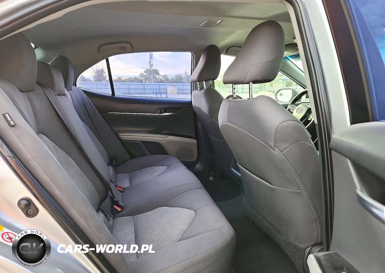 2018 Toyota Camry L VIN:4T1B11HK9JU070751 - 10