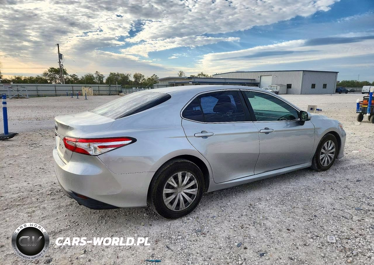 2018 Toyota Camry L VIN:4T1B11HK9JU070751 - 3